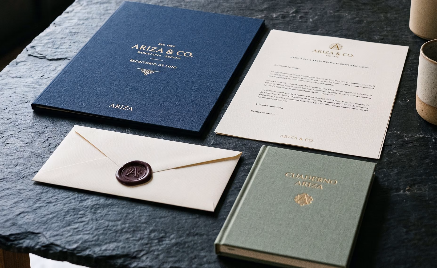 Carpeta, membrete, sobre y cuaderno de papelería corporativa personalizados sobre una mesa