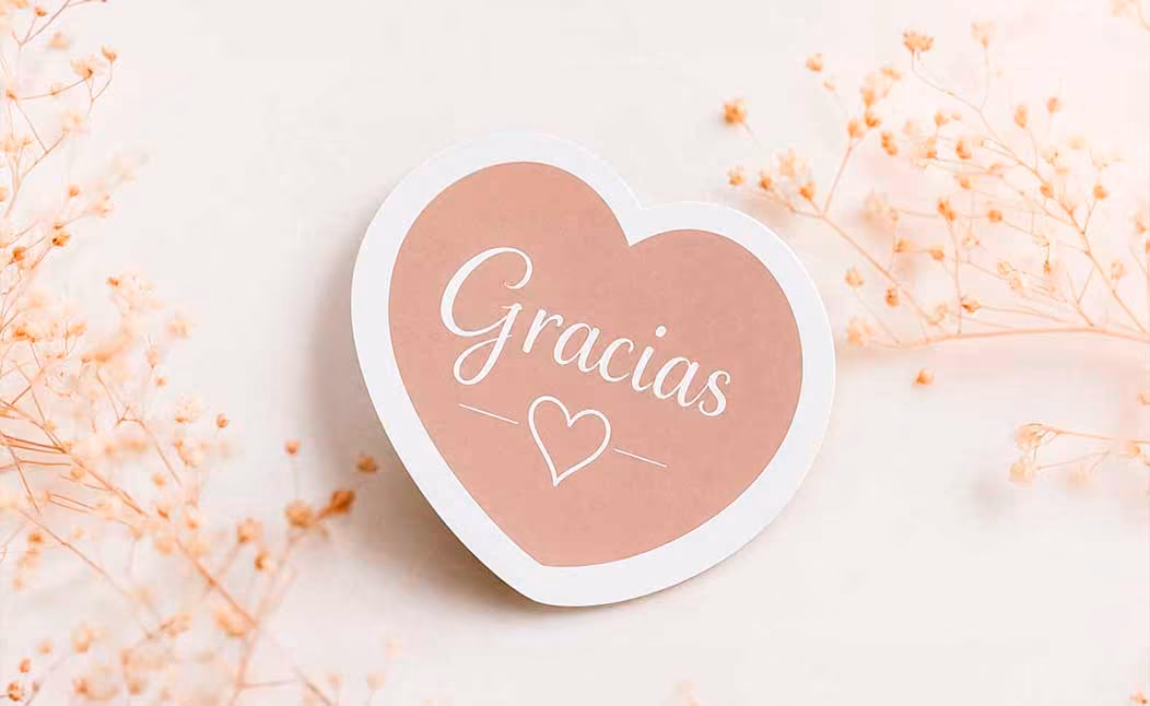 Tarjeta de agradecimiento en forma de corazón con la palabra Gracias y corazón.